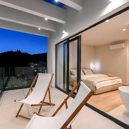 Будинок відпочинку In With Jacuzzi