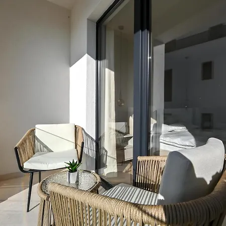 In With Jacuzzi Будинок відпочинку Макарська