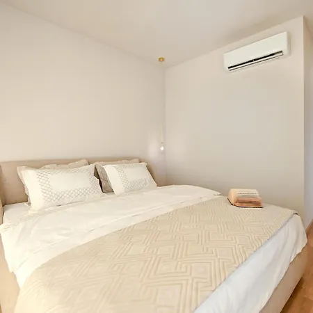 Будинок відпочинку In With Jacuzzi *