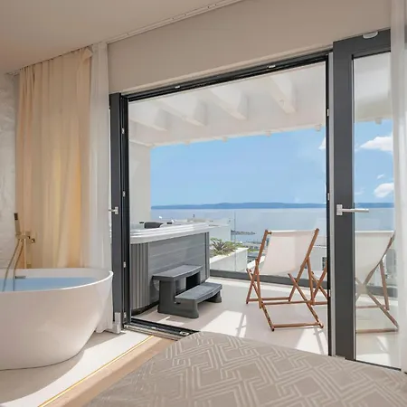 In With Jacuzzi Μακάρσκα