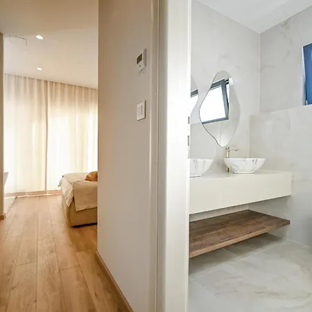 In With Jacuzzi Σπίτι διακοπών Μακάρσκα