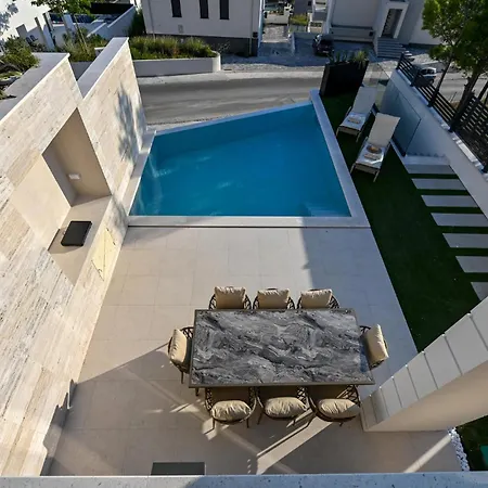 בית נופש In With Jacuzzi *