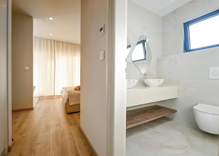 In With Jacuzzi בית נופש מאקרסקה