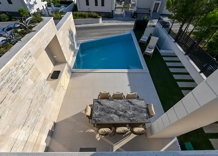 בית נופש In With Jacuzzi *