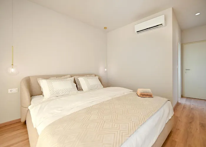 בית נופש In With Jacuzzi *