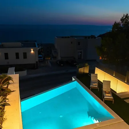 Prázdninový dům In With Jacuzzi