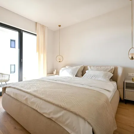 In With Jacuzzi Prázdninový dům *